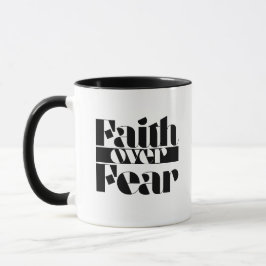 Taza La fe sobre el miedo como un tipo Inspirador crist