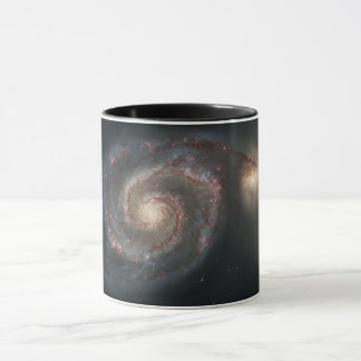 Taza La galaxia Whirlpool M51 y la compañera en el espa