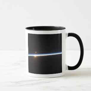 Taza La línea fina de la atmósfera de tierra