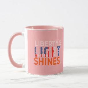 Taza La llama de la libertad ilumina el pantano nocturn