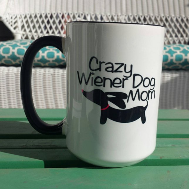 Taza La loca madre del perro vienés Dachshund Coffee Mu (Crazy wiener dog mom mug for dachshund lovers! Sip coffee while petting a doxie.)