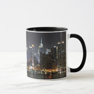 Taza La luna sube sobre el Midtown Nueva York.