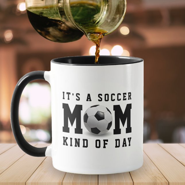 Taza La madre del fútbol está como negra del día (Soccer Mom Kind of Day Black Mug
)