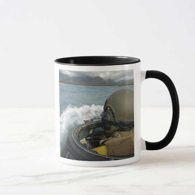 Taza La Marina estadounidense conduce un vehículo de as (Derecha)