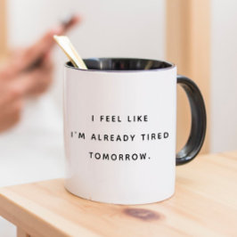 Taza La moderna tipografía de moda y divertida se cansa