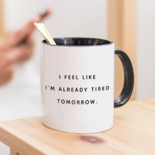 Taza La moderna tipografía de moda y divertida se cansa