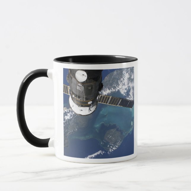 Taza La nave espacial Progress 22 atracada (Izquierda)