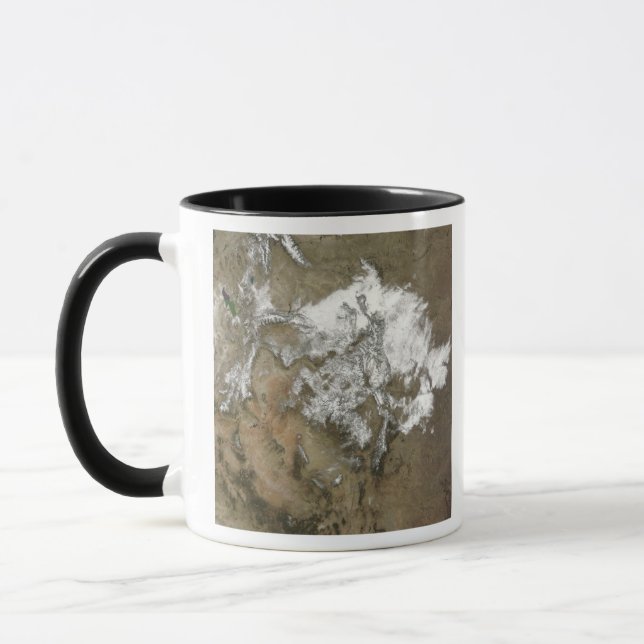 Taza La nieve cubre las montañas rocosas en Estados Uni (Izquierda)
