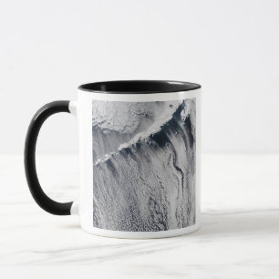 Taza La nube modela visible sobre la isla Aleutian