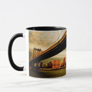 Taza La opinión del puente de Manhattan del lado de