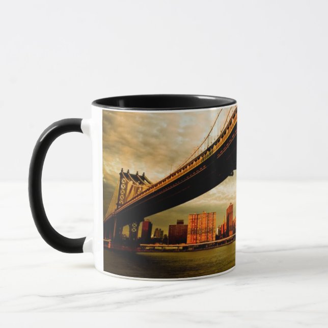 Taza La opinión del puente de Manhattan del lado de (Izquierda)