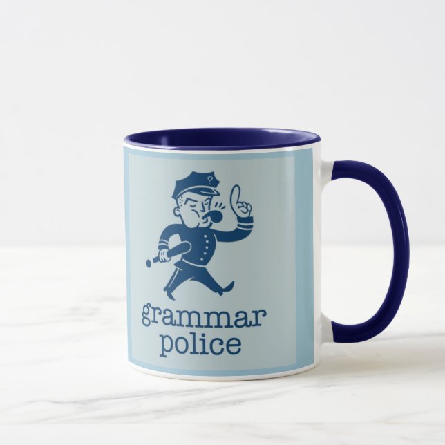 Taza la policía divertida de la gramática diseña (Derecha)
