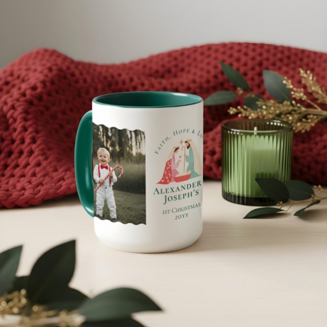 Taza La primera foto de la patria religiosa navideña de (Baby's First Christmas Religious Nativity Photo Mug)