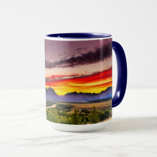 Taza La puesta del sol del verano en el río Snake pasa