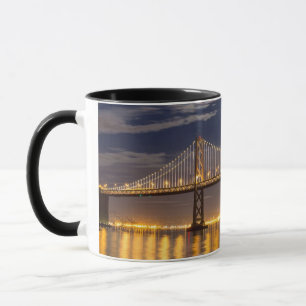 Taza La salida de la luna esta noche sobre el puente de
