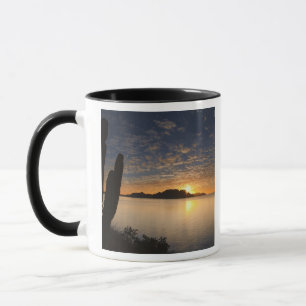 Taza La salida del sol sobre Isla Danzante en el Golfo