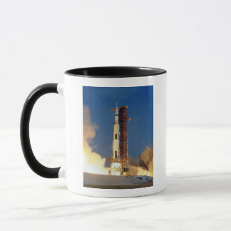 Taza La Tierra tiembla mientras el Saturn V ilumina el 