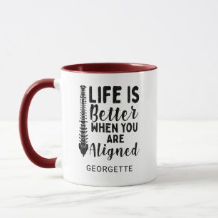 Taza La vida de quiropráctico es mejor alineada Cumplea