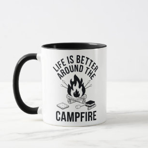 Taza La vida es mejor alrededor del diseño de la fogata