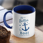 Taza La Vida Es Mejor En El Nombre De La Familia Náutic<br><div class="desc">Un elegante tazón de café con temática náutica de 2 tonos con escritura de brocha y tipografía regular que dice "La vida es mejor en el barco" junto con el nombre de tu familia, nombre del barco u otro texto deseado. Este diseño cuenta con un ancla de barco clásico y...</div>