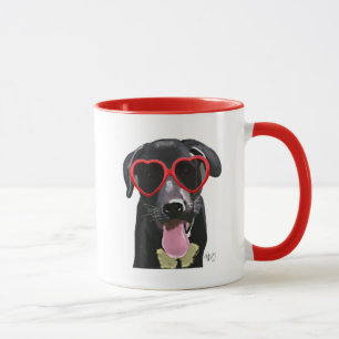 Taza Labrador negro con gafas de sol del corazón