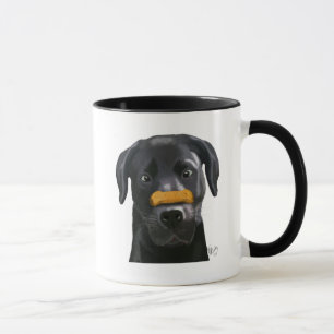 Taza Labrador negro con huesos en la nariz