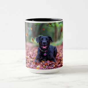Taza Labrador negro en hojas de otoño
