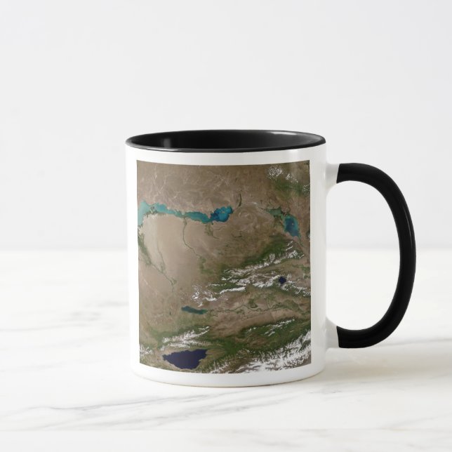 Taza Lago Balkhash en el este de Kazajistán (Derecha)