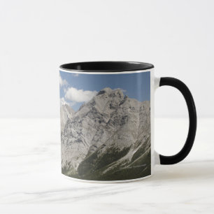Taza Lago mountain en un valle con el cielo azul