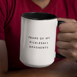 Taza Lágrimas divertidas de mi tipografía de opositores<br><div class="desc">Funny tazón de café moderno leyendo LÁGRIMAS DE MIS OPONENTES DE PICKLEBALL en un moderno diseño de tipografía minimalista. Humor de sorbos de nuestra taza de 'Lágrimas de mis opositores de pelota de pollo'. 🥒 😂 🏓 ☕ Diversión divertida para los amantes del pickleball! #PickleballHumor #CustomLaughs</div>