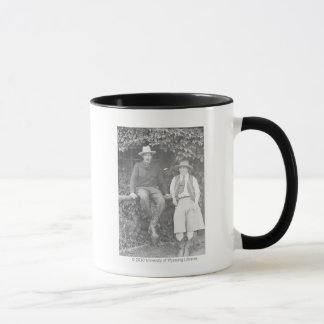 Taza Larry Larom y una presentación de las mujeres