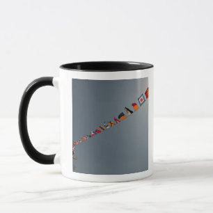 Taza Las banderas vuelan sobre la cubierta de USS Iwo