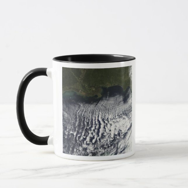 Taza Las calles nubes son visibles (Izquierda)