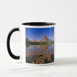 Taza Las montañas se reflejan en el tranquilo lago de 
