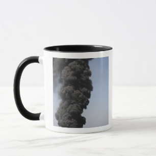 Taza Las nubes oscuras del humo y del fuego emergen