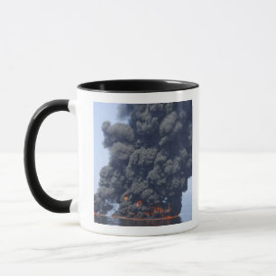 Taza Las nubes oscuras del humo y del fuego emergen 2