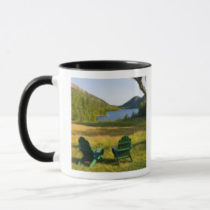 Taza Las sillas Adirondack en el césped del Jordán