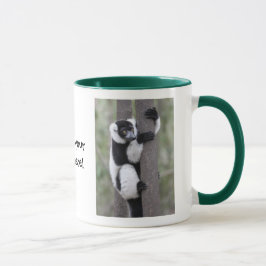 Taza Lemur superado blanco y negro en árbol