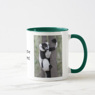 Taza Lemur superado blanco y negro en árbol