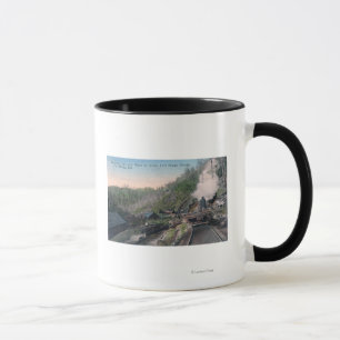 Taza Leñadores que llevan registros sobre quebrada por