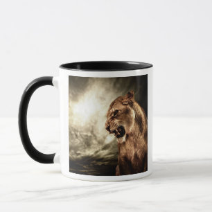 Taza Leona del rugido contra el cielo tempestuoso