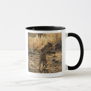 Taza Leopardo africano en las piernas traseras,
