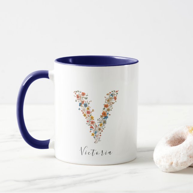 Taza Letra floral acuarela V Monograma y nombre persona (Con donut)