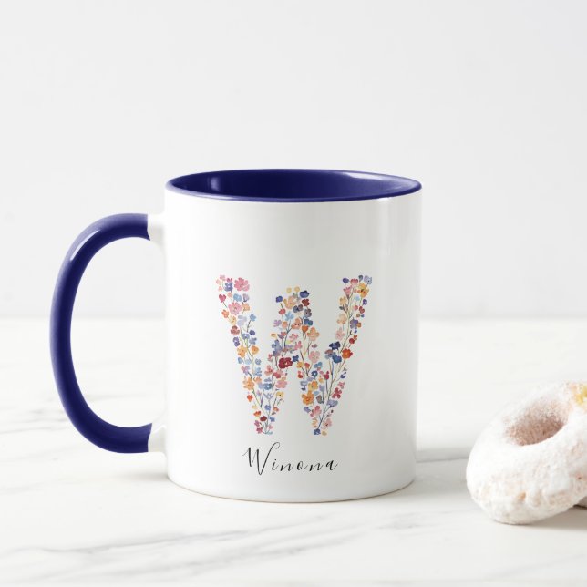 Taza Letra floral acuarela W Monograma y nombre persona (Con donut)