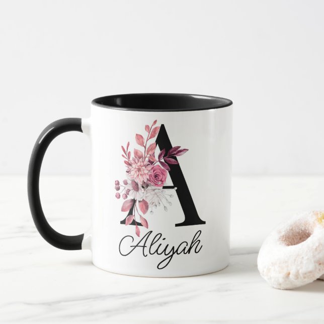 Taza Letra mauve floral Rosa polvorienta a monograma (Con donut)