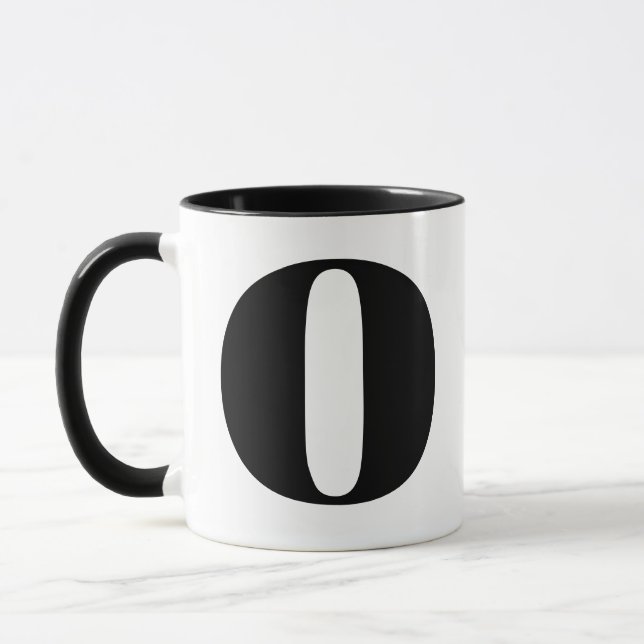 Taza Letra monograma moderna inicial O negra y blanca (Izquierda)