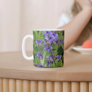 Taza Libélula Darner de Ojos Azules sobre Flores Purpúr