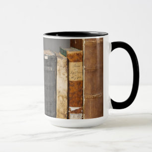 Taza Libros antiguos sobre tafetán de café en una repis