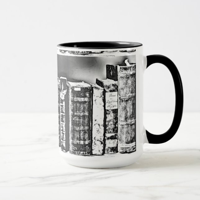 Taza Libros antiguos sobre tafetán de café en una repis (Derecha)