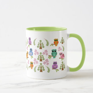 Taza linda con los búhos, los árboles, las flores